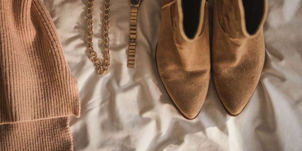 Tanarticus fashion selection jewelry, boots, and sweater