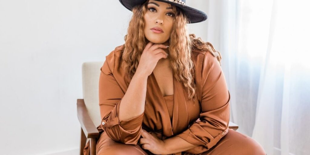 plusstories.com plus size model